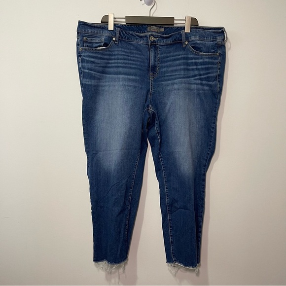 Torrid women’s Medium Wash casual Crop Boyfriend fit denim raw Hem Jeans in 24 - Picture 2 of 12